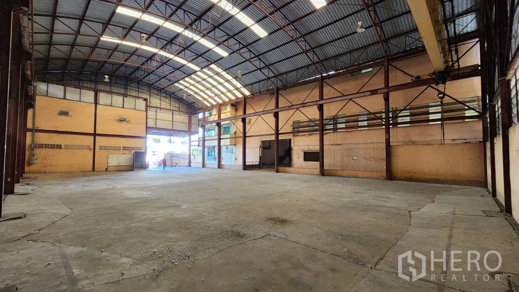 货栈 出租在Nonthaburi - 大面积开阔地坪与高桁架屋顶，并与装卸区相连。