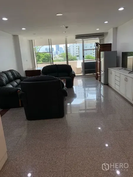 公寓 出租在Sathon, Bangkok - 采光充足的客厅，落地窗与阳台，可观城市景观。