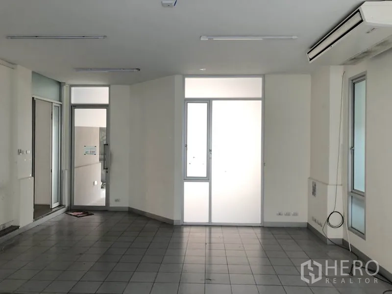 สำนักงานที่บ้าน ให้เช่าในWang Thonglang, Bangkok - ห้องทำงานพื้นกระเบื้อง กรงแอร์แบบคาสเซ็ต และประตูกระจกฝ้า