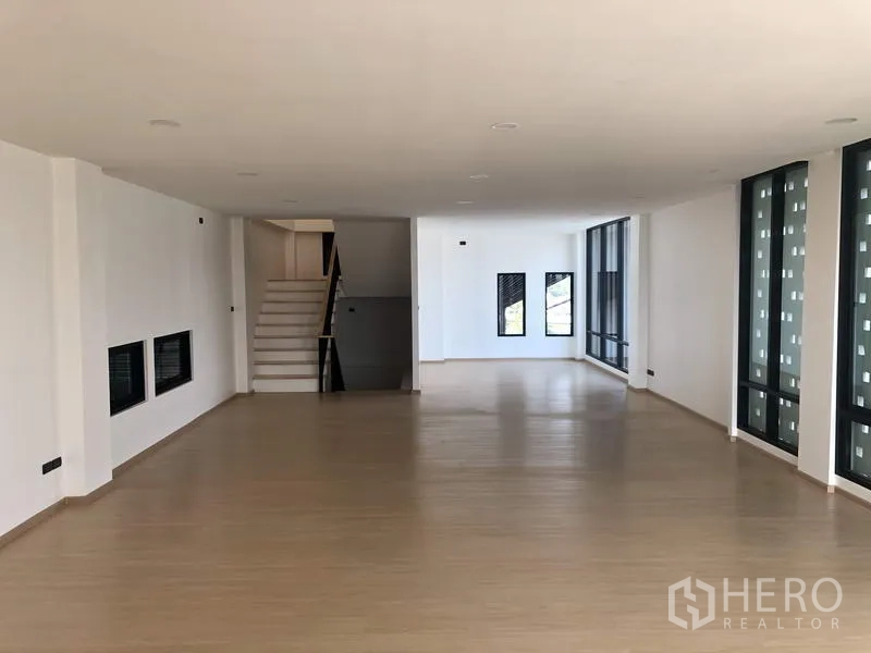 โรงงาน ขายในPathum Thani - พื้นที่สำนักงานแบบเปิดโล่งขนาดใหญ่ มีบันได รับแสงธรรมชาติและช่องหน้าต่างยาว