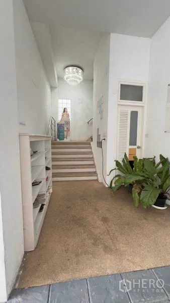 独立商业地产 出租在Khlong Toei, Bangkok - 入口楼梯间配吊灯、鞋架与绿植。