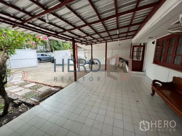 独立式住宅 出租在Watthana, Bangkok - 带顶棚的铺砖车棚与前廊，配木长椅