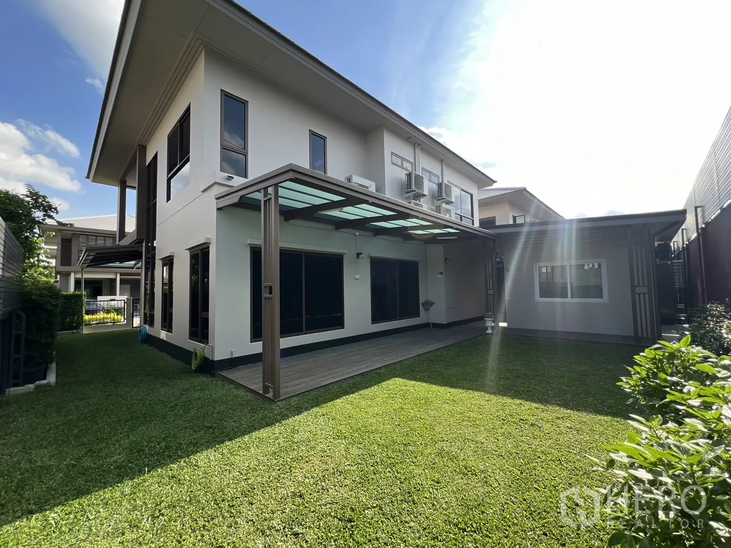 Detached House for rent or sale in Bang Kapi, Bangkok - Backyard lawn and rear exterior of the two-storey house