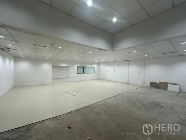 คลังสินค้า ให้เช่าในSaphan Sung, Bangkok - โถงผลิตหรือเก็บสินค้าขนาดใหญ่ เพดานแขวนและพื้นผสม