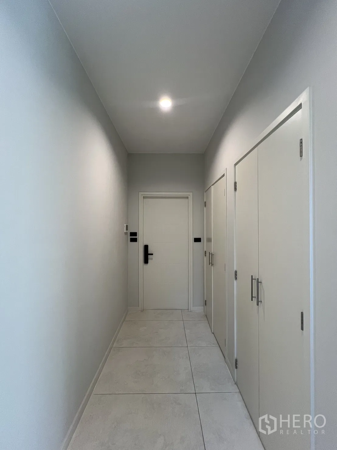 บ้านเดี่ยว for rent in Bang Phli, Samut Prakan - โถงทางเดินพร้อมตู้เก็บของและประตูทางเข้า