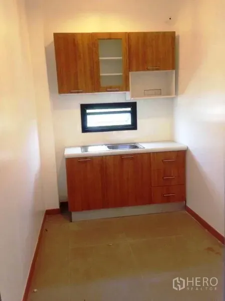 สำนักงาน ขายในRatchathewi, Bangkok - แพนทรีขนาดเล็ก ตู้ไม้ เคาน์เตอร์ซิงก์ และหน้าต่างแนวนอนบานเล็ก