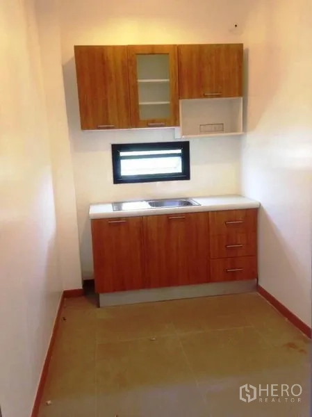 สำนักงาน ขายในRatchathewi, Bangkok - แพนทรีขนาดเล็ก ตู้ไม้ เคาน์เตอร์ซิงก์ และหน้าต่างแนวนอนบานเล็ก