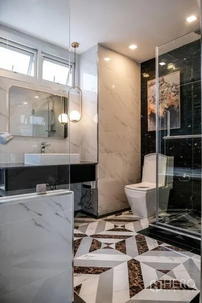 คอนโด ให้เช่าในKhlong Luang, Pathum Thani - ห้องน้ำหินอ่อน ลายเรขาคณิต พร้อมตู้ลอยและตู้ชาวเวอร์กระจก