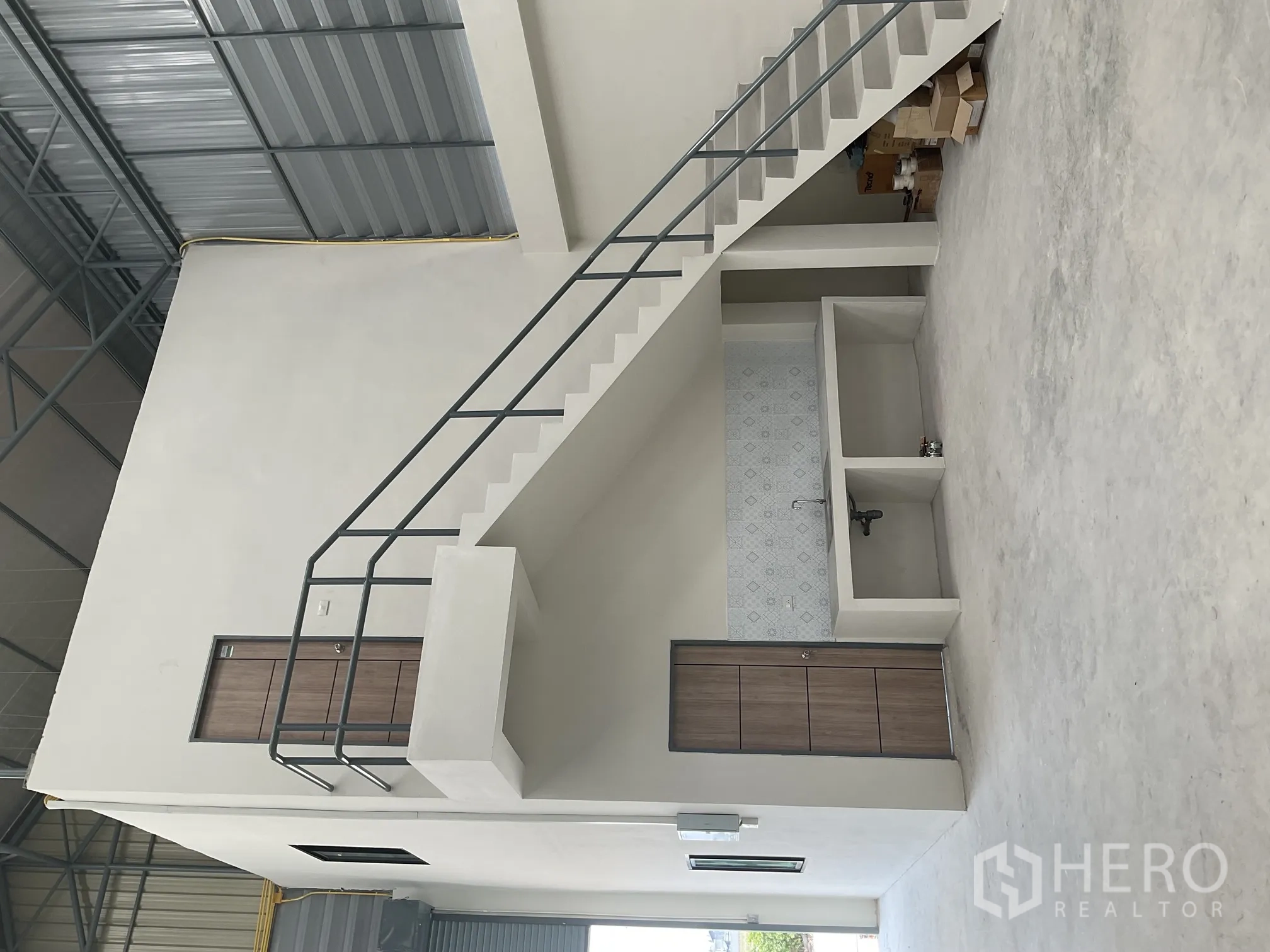 โกดัง for rent in Lat Lum Kaeo, Pathum Thani - โถงโกดังพร้อมบันไดขึ้นออฟฟิศชั้นบนและมุมแพนทรีบิลท์อิน