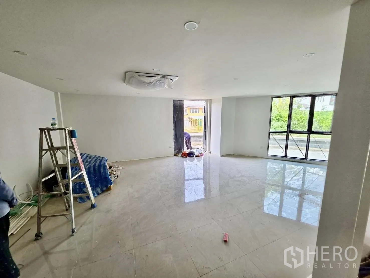 โกดัง for rent or sale in Mueang Nonthaburi, Nonthaburi - ออฟฟิศหรือโชว์รูมชั้นล่าง พื้นกระเบื้องเงาและหน้าต่างบานใหญ่รับแสงธรรมชาติ