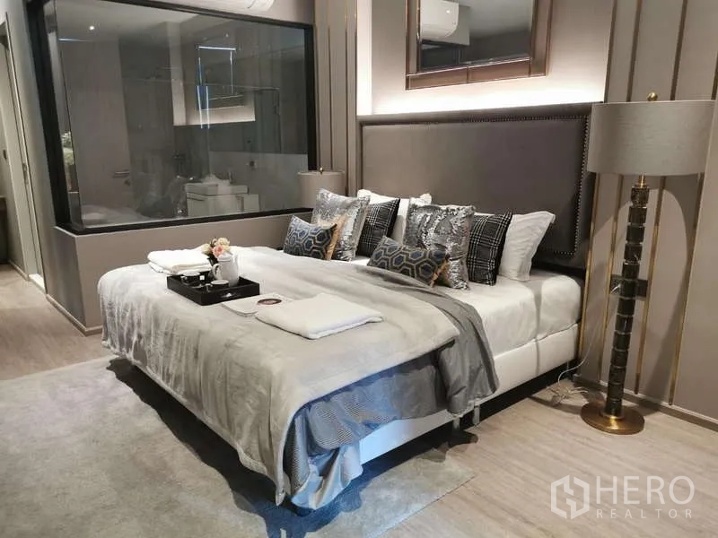 คอนโด ให้เช่าหรือขายในWatthana, Bangkok - ห้องนอนหลักเตียงคิงกั้นกระจกเชื่อมต่อห้องน้ำในตัว
