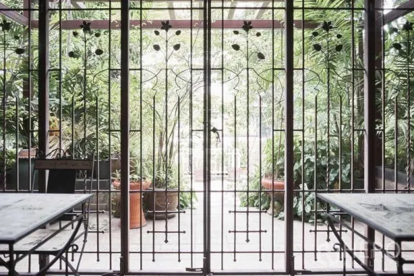 ทาวน์เฮาส์ ให้เช่าในKhlong Toei, Bangkok - ประตูเหล็กดัดลายดอกไม้เปิดสู่เฉลียงสวนร่มรื่น