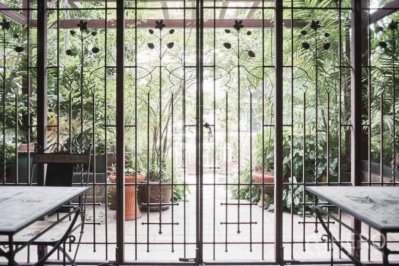 ทาวน์เฮาส์ ให้เช่าในKhlong Toei, Bangkok - ประตูเหล็กดัดลายดอกไม้เปิดสู่เฉลียงสวนร่มรื่น