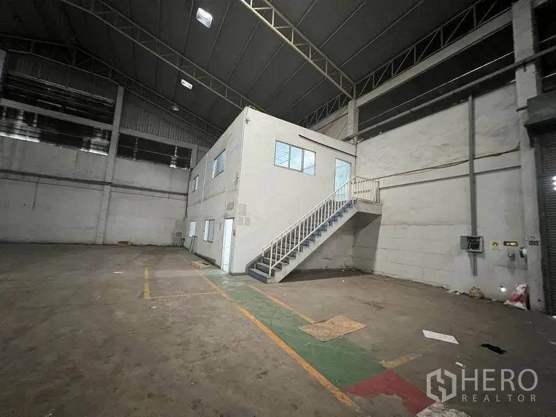 คลังสินค้า ให้เช่าในBang Sao Thong, Samut Prakan - กล่องออฟฟิศชั้นลอยพร้อมบันไดอยู่ภายในโกดัง