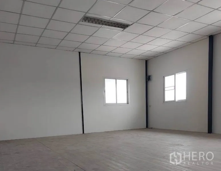 工厂 出租在Lat Lum Kaeo, Pathum Thani - 二层办公室，吊顶设计，窗户通透明亮。