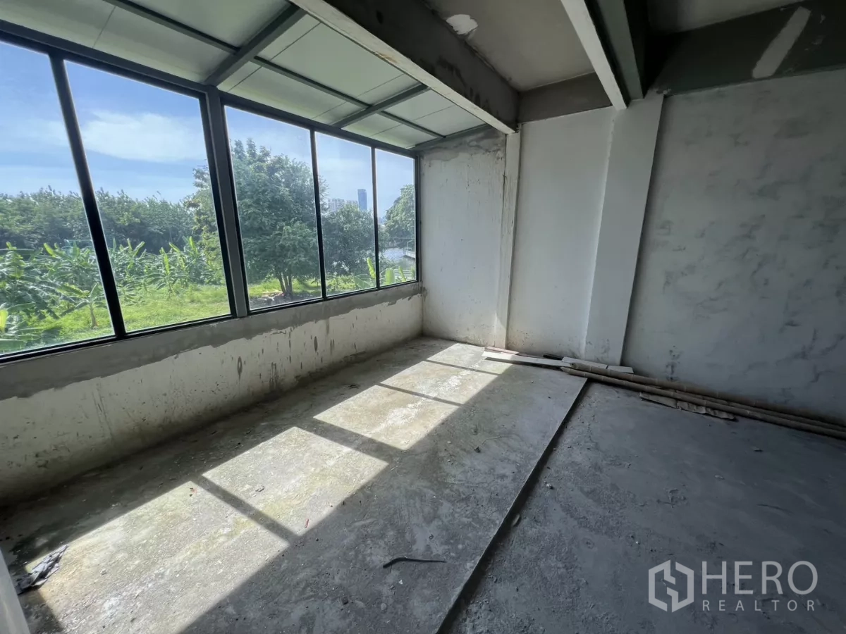 店屋 出售在Suan Luang, Bangkok - 长窗采光房，面朝绿地与运河。