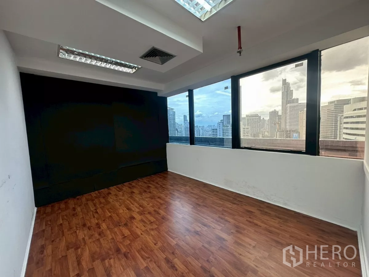 สำนักงาน ให้เช่าในKhlong Toei, Bangkok - ห้องมุมวิวเมืองผ่านกระจกบานใหญ่ พื้นไม้