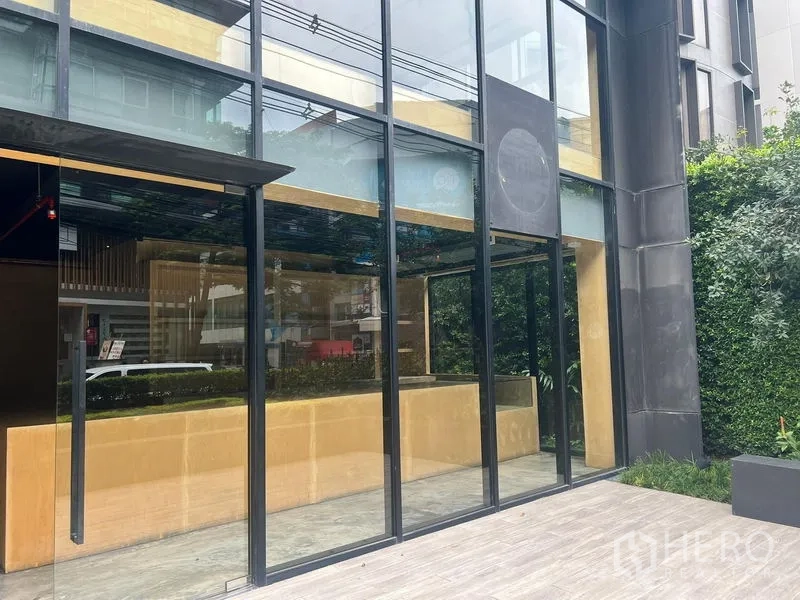 พื้นที่ขายปลีก ให้เช่าในWatthana, Bangkok - ด้านหน้าร้านกระจกชั้นล่าง ความสูงสองชั้น พร้อมพื้นที่สีเขียวหน้าอาคาร ของยูนิตค้าปลีกในวัฒนา
