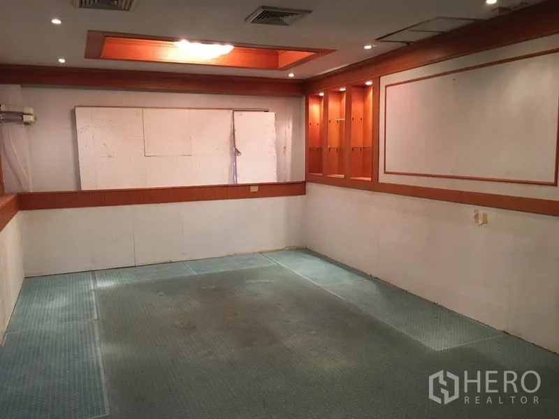 零售空间 出租在Watthana, Bangkok - 宽敞销售区，吊顶射灯与墙面展示板。