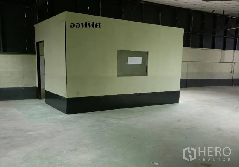 货栈 出租在Bang Khen, Bangkok - 置于仓库中央的独立办公室盒体，带服务窗口。