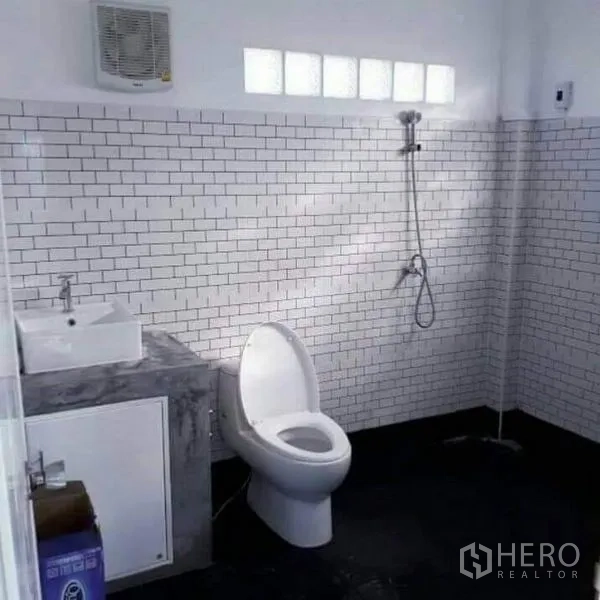 ที่ดิน ขายในBan Pho, Chachoengsao - ห้องน้ำสะอาด กระเบื้องลายอิฐขาว พร้อมฝักบัว โถสุขภัณฑ์ และอ่างล้างหน้า