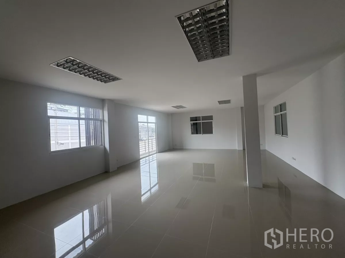 工厂 出租在Phra Samut Chedi, Samut Prakan - 明亮的夹层办公室，大窗户、可通阳台，光亮瓷砖地面。