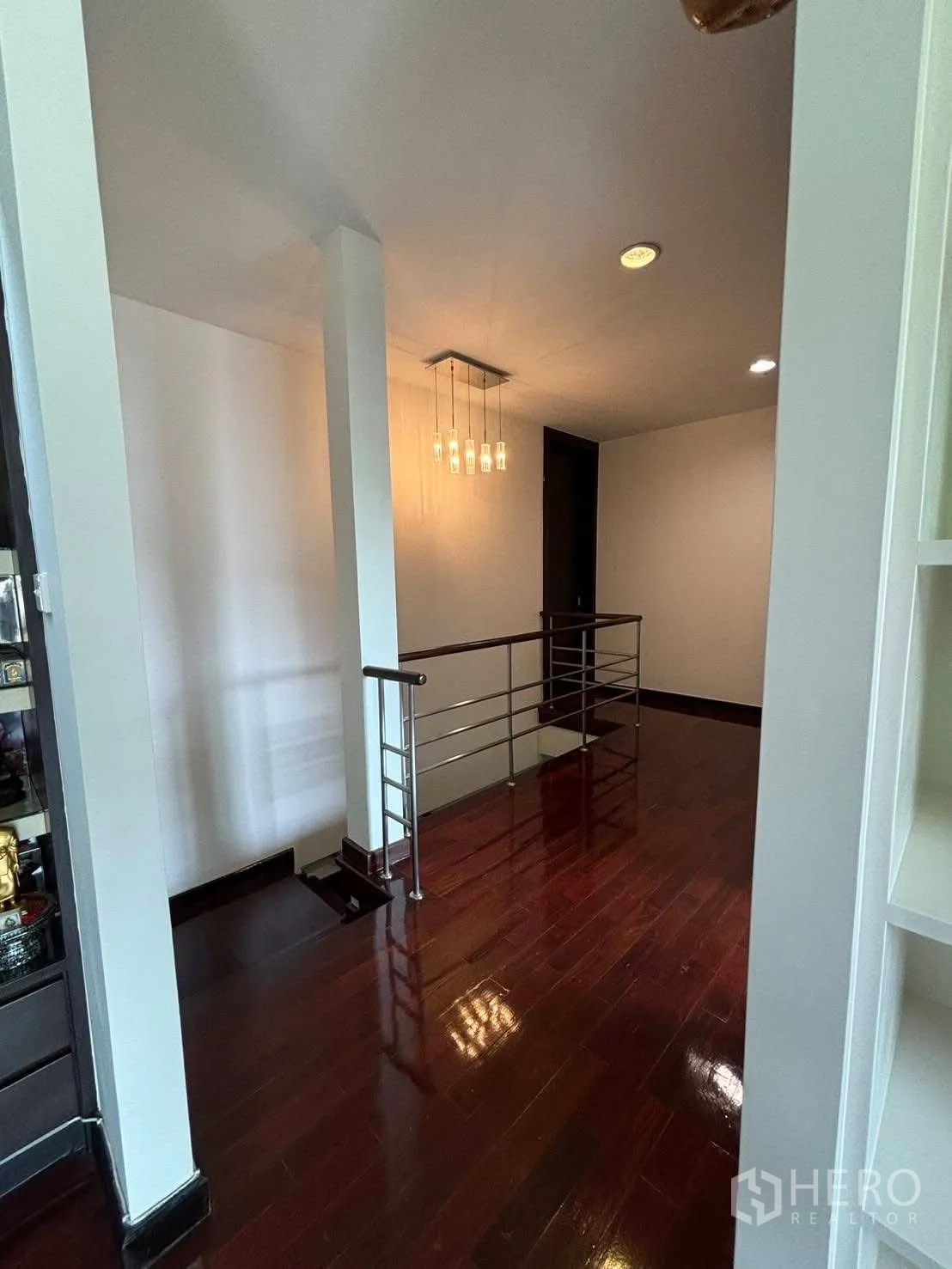 独立式住宅 出租在Bang Kapi, Bangkok - 二楼走廊，亮光木地板与扶手