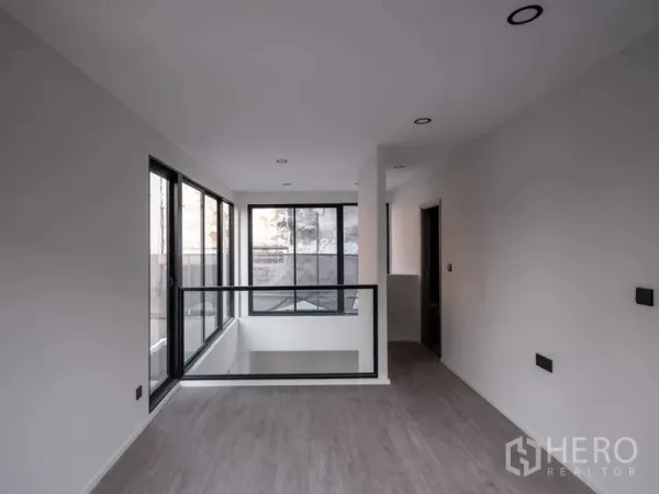 สำนักงานที่บ้าน ขายในLat Phrao, Bangkok - โถงชั้นลอยพร้อมราวกันตกกระจกและหน้าต่างมุม