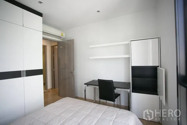 คอนโด ให้เช่าในWatthana, Bangkok - ห้องนอนรองมีตู้เสื้อผ้าบิวท์อิน โต๊ะทำงาน และชั้นวางของ