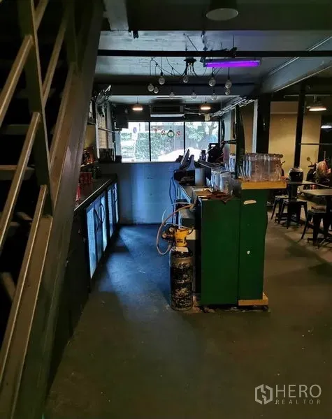 店屋 出租或出售在Watthana, Bangkok - 楼梯旁的吧台操作区，配冰柜与设备