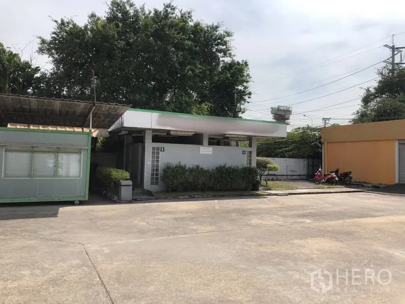 货栈 出租在Bang Khen, Bangkok - 园区内的公共卫生间与岗亭。