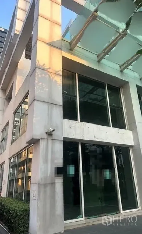 零售空间 出租在Huai Khwang, Bangkok - 现代低层建筑外立面，双层挑高玻璃店面与雨棚。