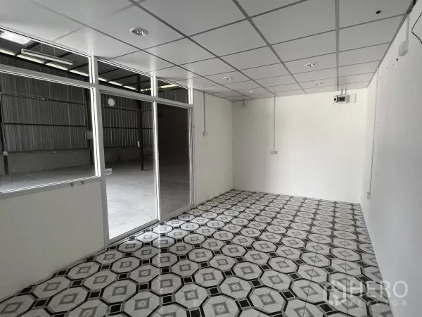 货栈 出租在Lat Krabang, Bangkok - 明亮办公室，吊顶与几何图案地砖，面向仓库区