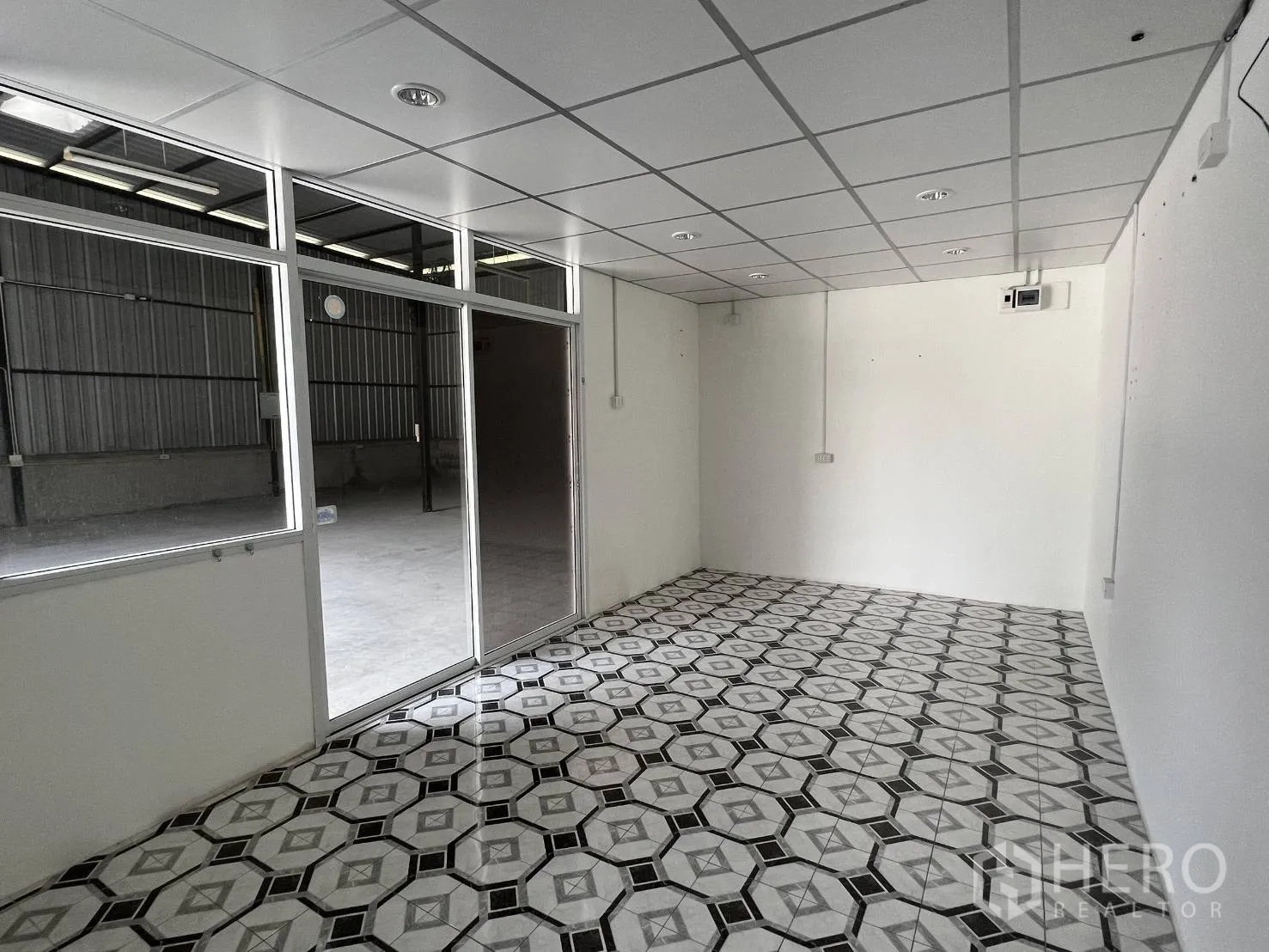 货栈 出租在Lat Krabang, Bangkok - 明亮办公室，吊顶与几何图案地砖，面向仓库区