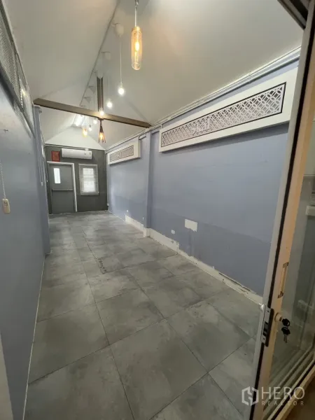 พื้นที่ขายปลีก ให้เช่า - พื้นที่ค้าปลีกเพดานจั่ว ช่องลมตกแต่ง และไฟแขวน มองจากหน้าประตู