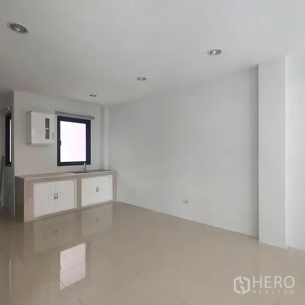 สำนักงานที่บ้าน ให้เช่าในPhra Khanong, Bangkok - มุมแพนทรีพร้อมตู้บิวต์อินสีขาว มีหน้าต่างและพื้นกระเบื้องเงา