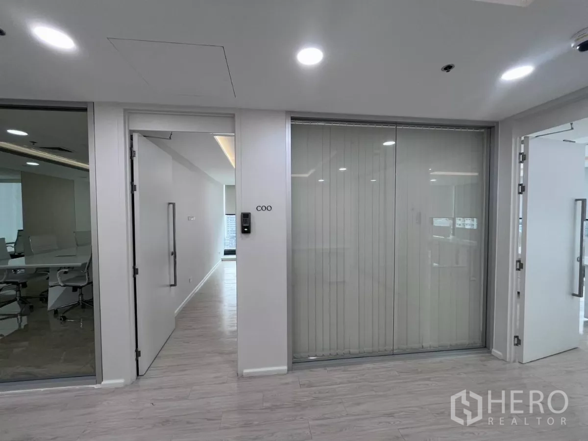 办公空间 for rent in Din Daeng, Bangkok - 行政走廊，门禁进入的COO办公室，玻璃窗配百叶。