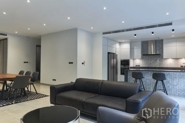 ทาวน์เฮาส์ ขายในWatthana, Bangkok - ห้องนั่งเล่นโอเพ่นแพลน ไฟดาวน์ไลท์ มองไปยังครัวโมเดิร์น