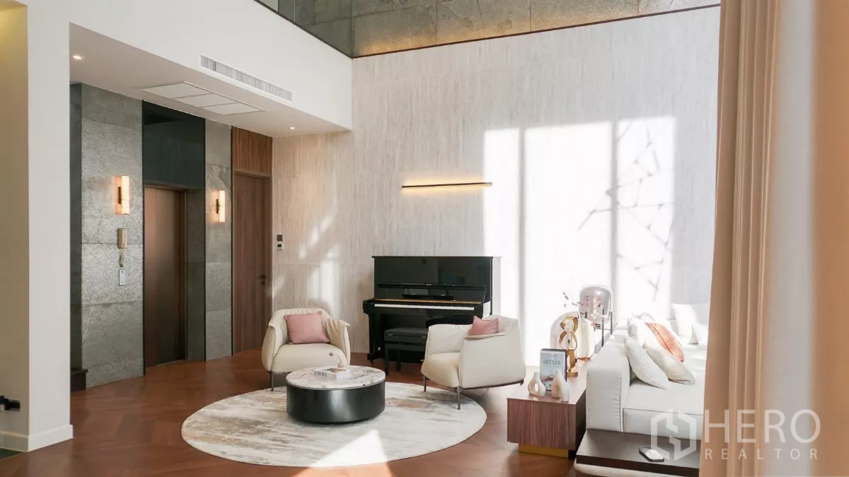 独立式住宅 出租或出售在Bang Kapi, Bangkok - 起居角落设立式钢琴，旁有私家电梯与高帘落地窗。