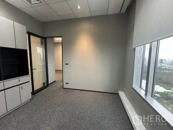 办公空间 出租在Watthana, Bangkok - 带柜体与玻璃门的独立办公室，拥有宽阔城市景观窗。