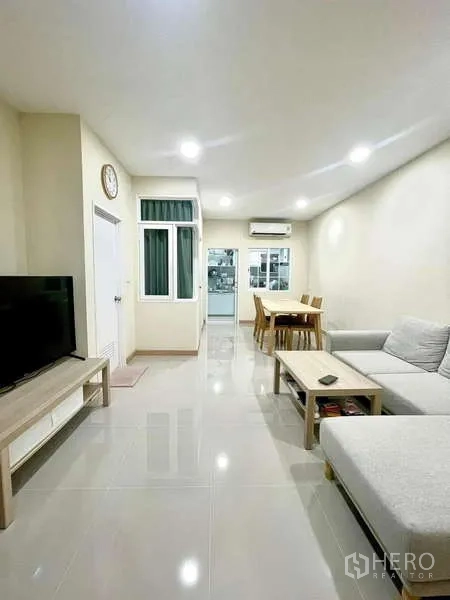 ทาวน์เฮาส์ ให้เช่าหรือขาย - พื้นที่นั่งเล่นและทานอาหารแบบเปิดโล่ง มีโซฟา ทีวี และพื้นกระเบื้อง