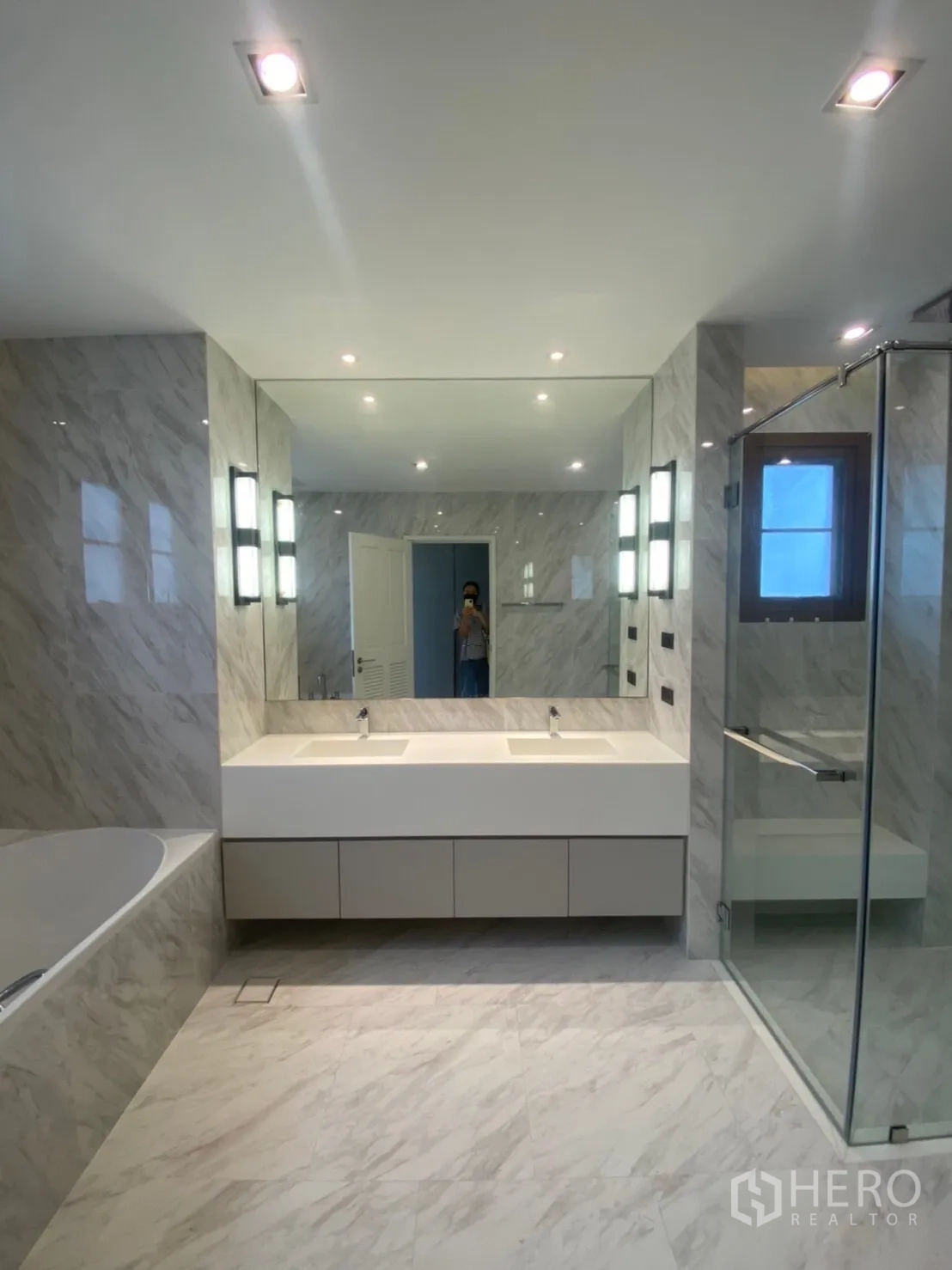 Detached House for rent in Bang Phli, Samut Prakan - Spacious marble bathroom with double vanity, glass shower and bathtub.