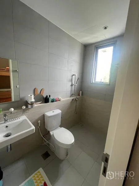 Townhouse for rent - Compact bathroom with window, toilet, sink and handheld shower