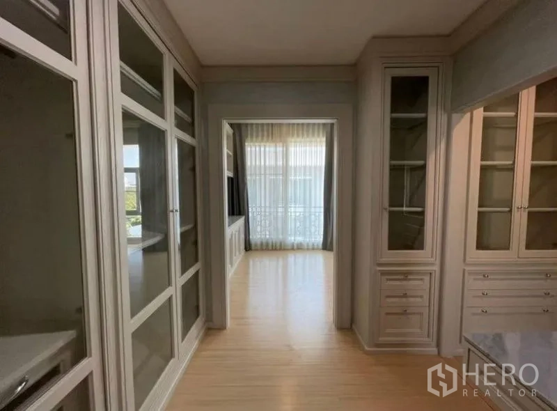 ทาวน์เฮาส์ ขาย - โถงทางเดินกรุด้วยตู้บานกระจก นำสู่ห้องที่มีหน้าต่างและระเบียง