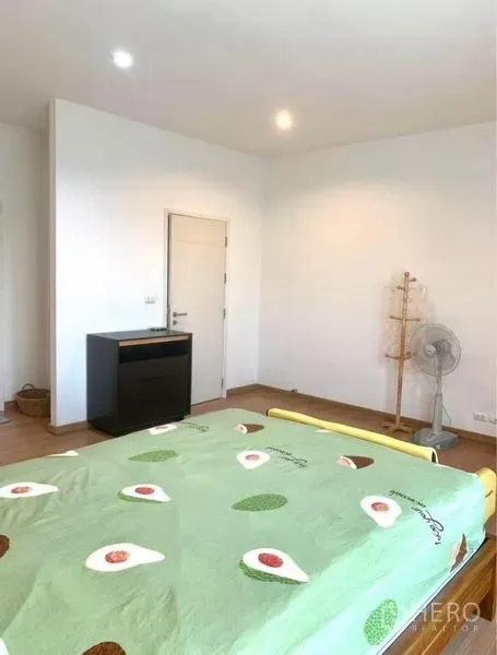 ทาวน์เฮาส์ ให้เช่าในSuan Luang, Bangkok - มุมห้องนอนกว้าง ผนังสีขาว พื้นไม้ และประตูสู่พื้นที่เก็บของ