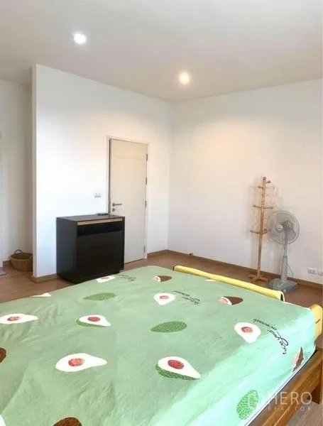 ทาวน์เฮาส์ ให้เช่าในSuan Luang, Bangkok - มุมห้องนอนกว้าง ผนังสีขาว พื้นไม้ และประตูสู่พื้นที่เก็บของ