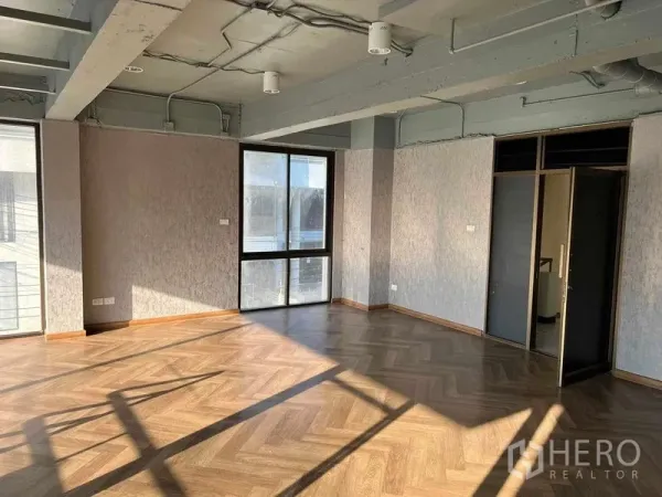 办公空间 出租或出售在Suan Luang, Bangkok - 曼谷素安鲁安阳光充足的开放式办公室，木纹地板、外露天花与大窗。