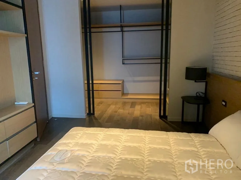 คอนโด ให้เช่าในWatthana, Bangkok - ห้องนอนเปิดสู่วอล์คอินคลอเซ็ต พร้อมชั้นและราวแขวนบิลท์อิน