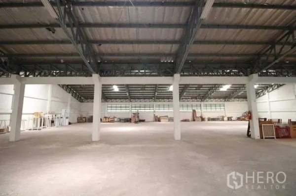 คลังสินค้า ขายในPhanat Nikhom, Chon Buri - ฮอลล์เก็บสินค้าเพดานฉนวน เสารับน้ำหนัก ไฟสว่าง