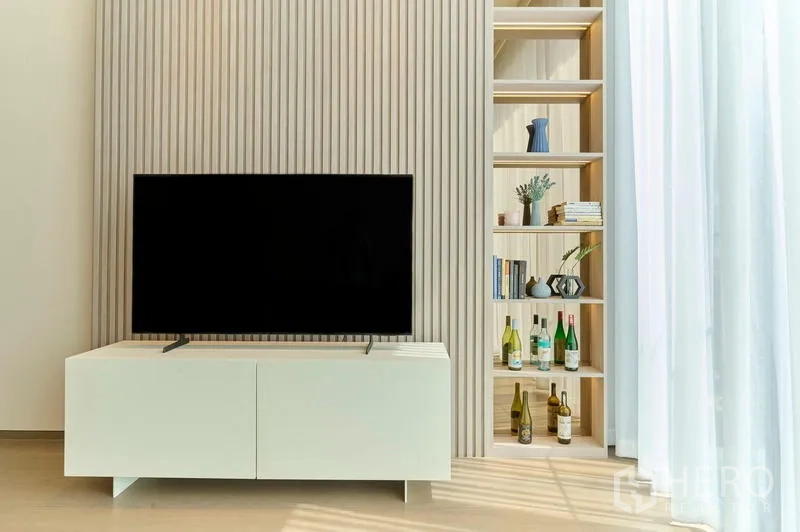 Condominium for rent in Pathum Wan, Bangkok - TV console against a slatted feature wall with built-in illuminated shelving.